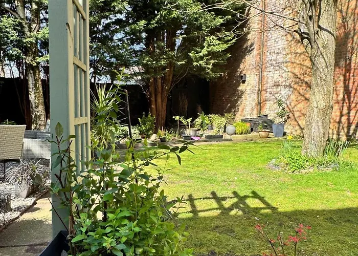 Holiday home The Secret Garden Retreat With Hot Tub *