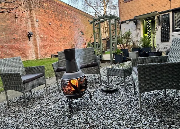 The Secret Garden Retreat With Hot Tub Holiday home Manchester