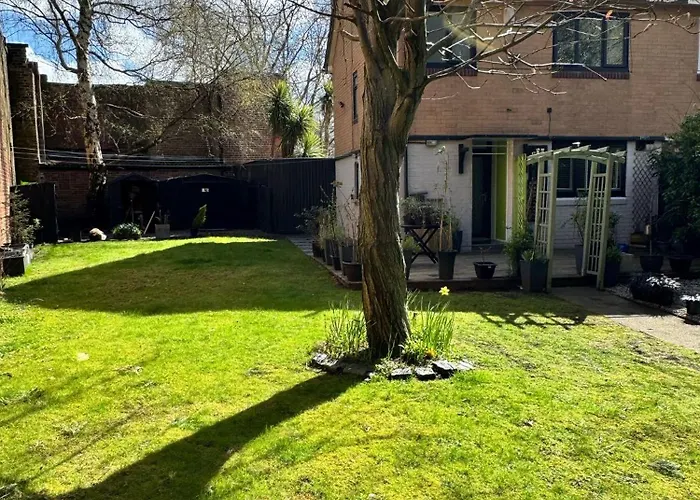 The Secret Garden Retreat With Hot Tub Manchester