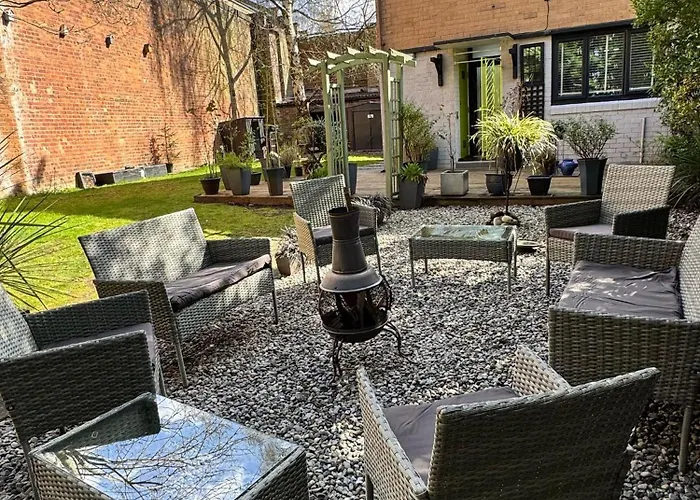 Holiday home The Secret Garden Retreat With Hot Tub