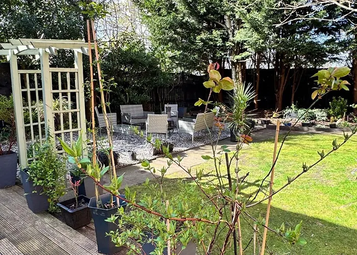 The Secret Garden Retreat With Hot Tub Holiday home Manchester