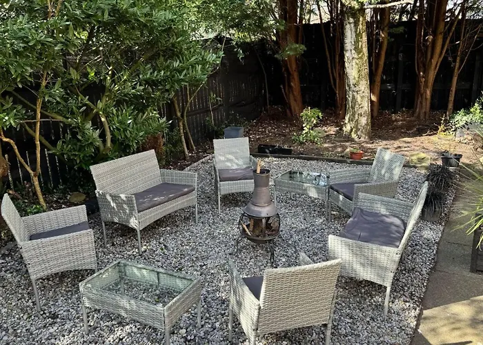 Holiday home The Secret Garden Retreat With Hot Tub