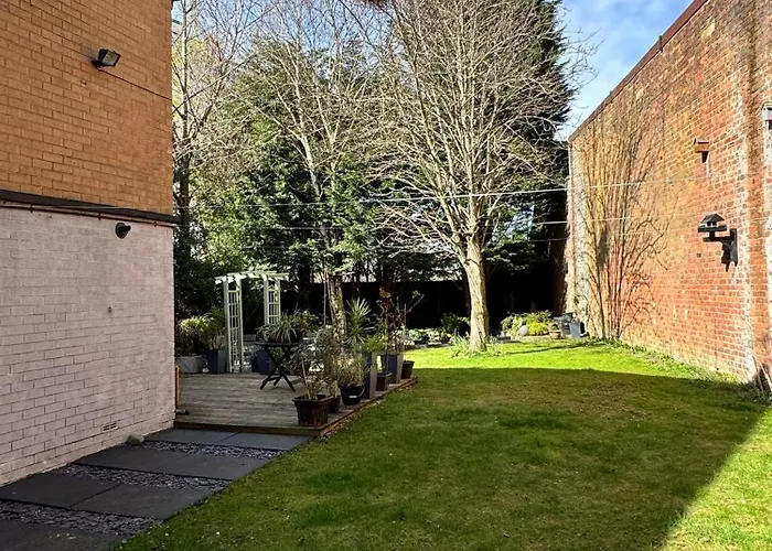 The Secret Garden Retreat With Hot Tub Holiday home *