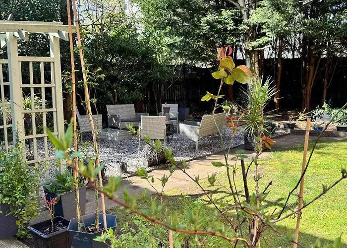 The Secret Garden Retreat With Hot Tub * Manchester