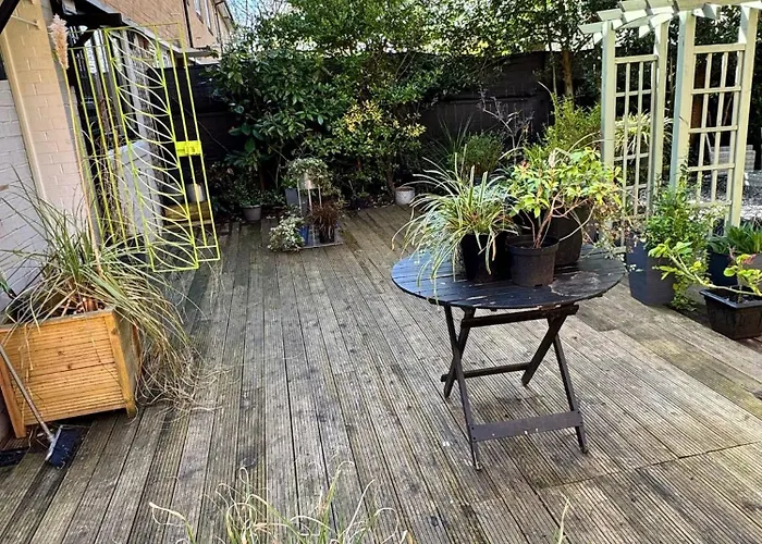 The Secret Garden Retreat With Hot Tub Holiday home