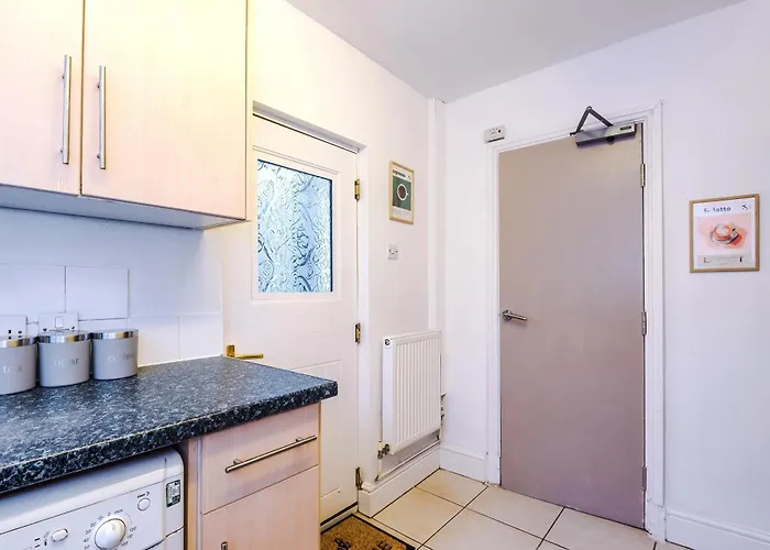 Modern 3-bed , Sleeps 7, Free Parking & Close To Centre *