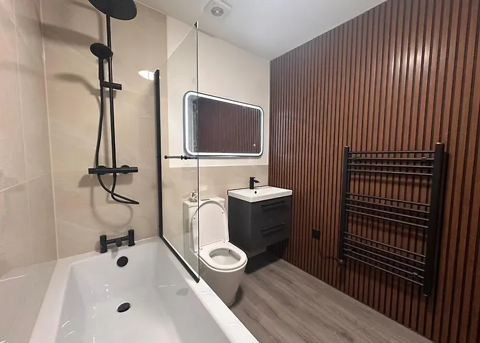 Centrally Located Modern 2 Bedroom Apartment, Minutes Walk To Ao Arena Apartmán