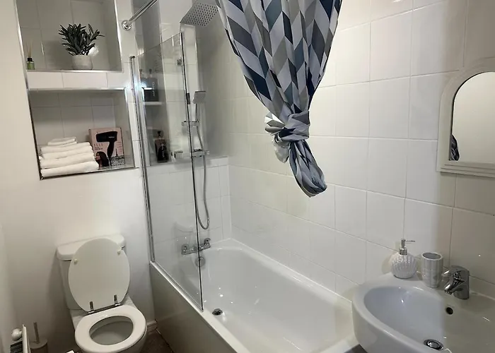 Inside City, Modern & Luxurious 2 Bed Apartment, Entire Unit *