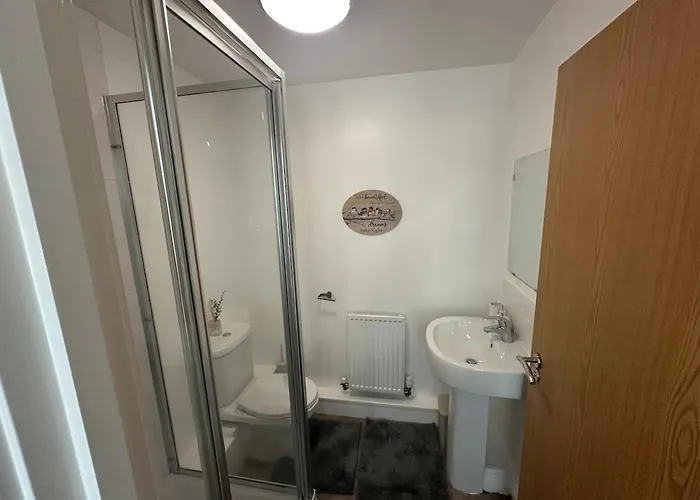 Apartment Inside City, Modern & Luxurious 2 Bed Apartment, Entire Unit