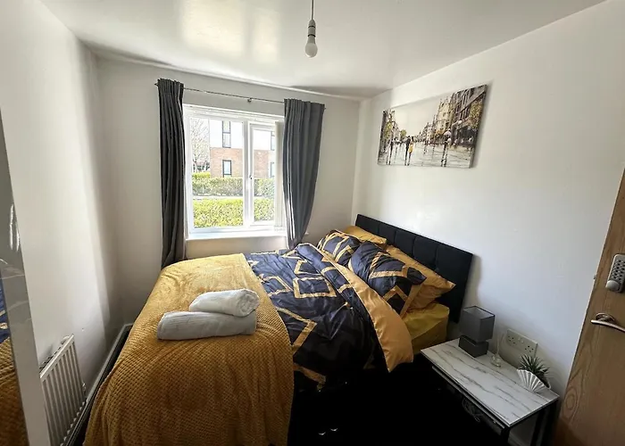 Apartment Inside City, Modern & Luxurious 2 Bed Apartment, Entire Unit