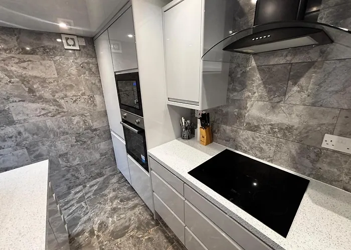 Housesleeps9-fireplace-garden-bbq-tv *