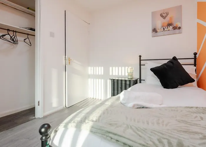 The Jade - Pool Table - Man Utd - Centre - 4bd *