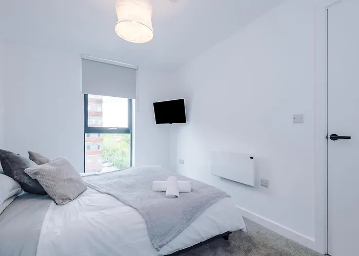 Modern In Old Trafford, Balcony, Sleeps6 Apartment