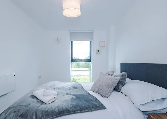 Apartment Modern In Old Trafford, Balcony, Sleeps6