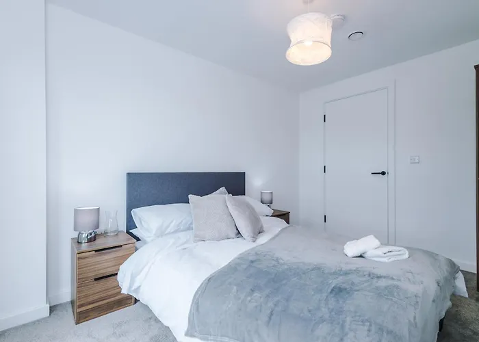 Modern In Old Trafford, Balcony, Sleeps6 Manchester