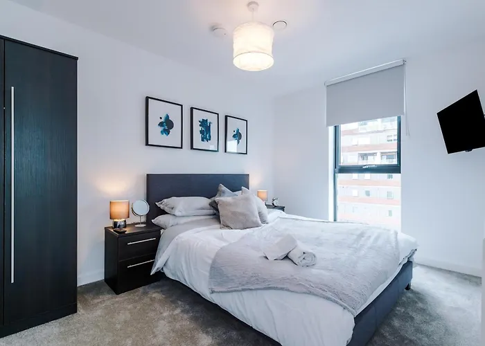 Modern In Old Trafford, Balcony, Sleeps6 Apartment Manchester