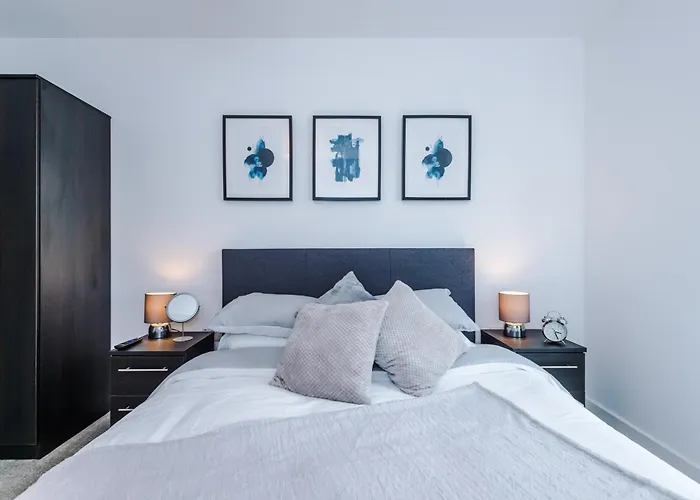 Modern In Old Trafford, Balcony, Sleeps6