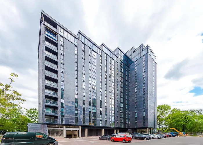 Modern In Old Trafford, Balcony, Sleeps6 Apartment *