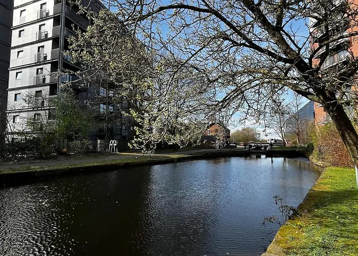 Serene 2-bed Flat With Canal Views - Coop Live Mánchester