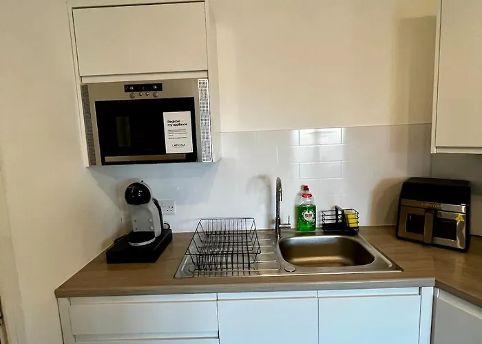 Chic 2-bed Flat - Coop Live & Ethiad *