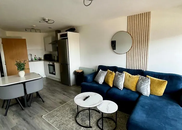 Chic 2-bed Flat - Coop Live & Ethiad *