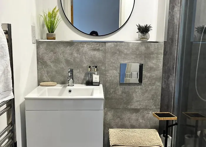 Chic 2-bed Flat - Coop Live & Ethiad *