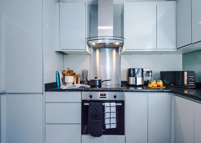 Cosy 3Br Family Home Near Etihad And Coop Live - Free Parking! Tatil Evi *