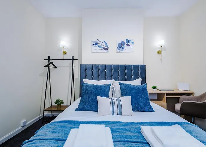 Cosy 3br Family Near Etihad And Coop Live - Free Parking!