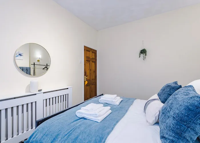 Cosy 3br Family Near Etihad And Coop Live - Free Parking!