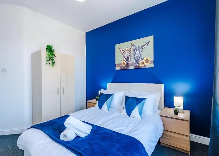 New Large 4 Bedroom House, Sleeps 9, Games Room, Free Parking, Ps4 *