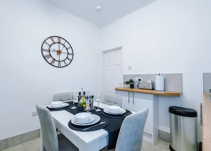 펜션 New Large 4 Bedroom House, Sleeps 9, Games Room, Free Parking, Ps4 *