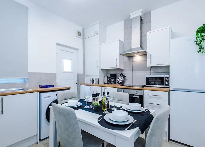 Сasa de vacaciones New Large 4 Bedroom House, Sleeps 9, Games Room, Free Parking, Ps4