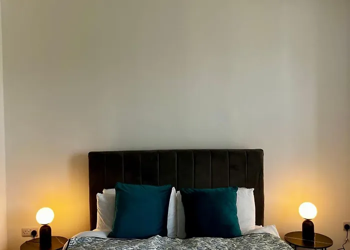 The Failsworth Collection - Stylish With Free Parking *