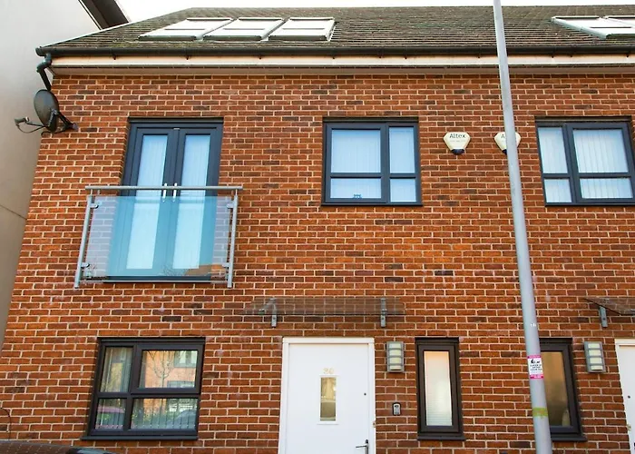 Апартаменты Bright & Luxurious With Garden