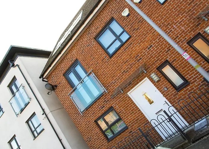 Апартаменты Bright & Luxurious With Garden