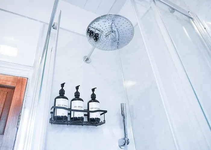 Cosy 3br Family Near Etihad And Coop Live - Free Parking! *