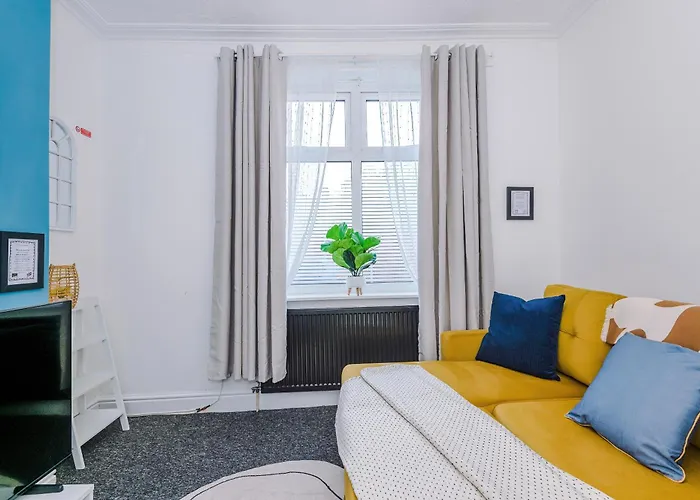 Stunning 3bedroom Home, Game Room, Free Parking, Fully Stocked, Sleeps 8 *