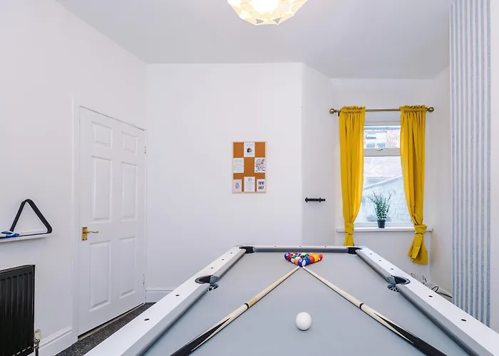 Stunning 3bedroom Home, Game Room, Free Parking, Fully Stocked, Sleeps 8