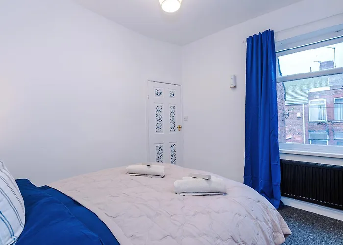 Stunning 3bedroom Home, Game Room, Free Parking, Fully Stocked, Sleeps 8 *