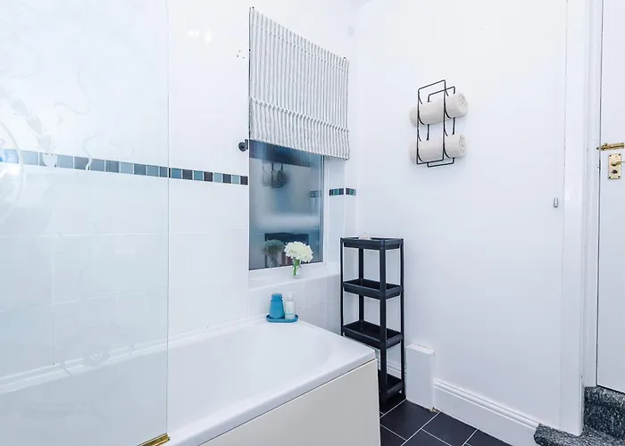 Stunning 3bedroom Home, Game Room, Free Parking, Fully Stocked, Sleeps 8 *