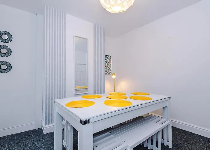 Stunning 3bedroom Home, Game Room, Free Parking, Fully Stocked, Sleeps 8 Апартаменты