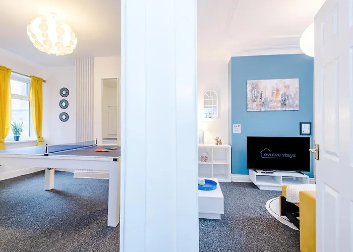 Stunning 3bedroom Home, Game Room, Free Parking, Fully Stocked, Sleeps 8 *