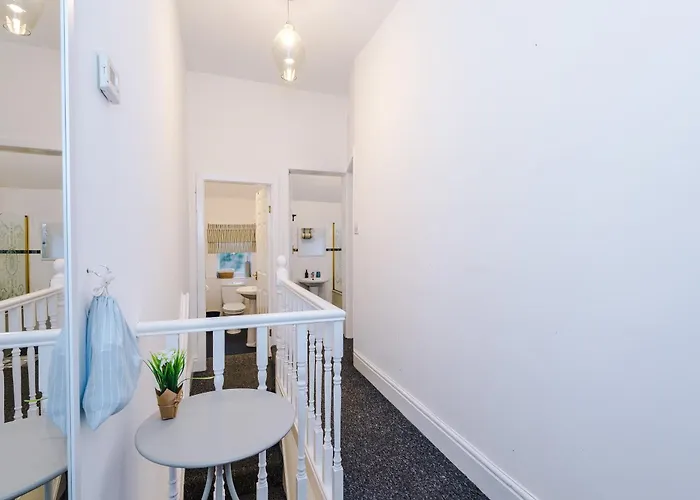 Stunning 3bedroom Home, Game Room, Free Parking, Fully Stocked, Sleeps 8 Manchester