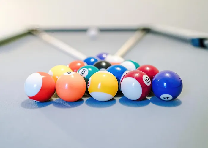 Stunning 3bedroom Home, Game Room, Free Parking, Fully Stocked, Sleeps 8