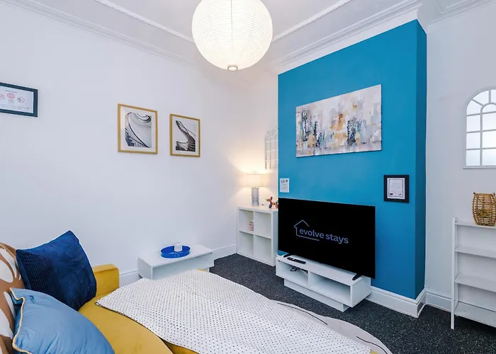 Stunning 3bedroom Home, Game Room, Free Parking, Fully Stocked, Sleeps 8 Daire *