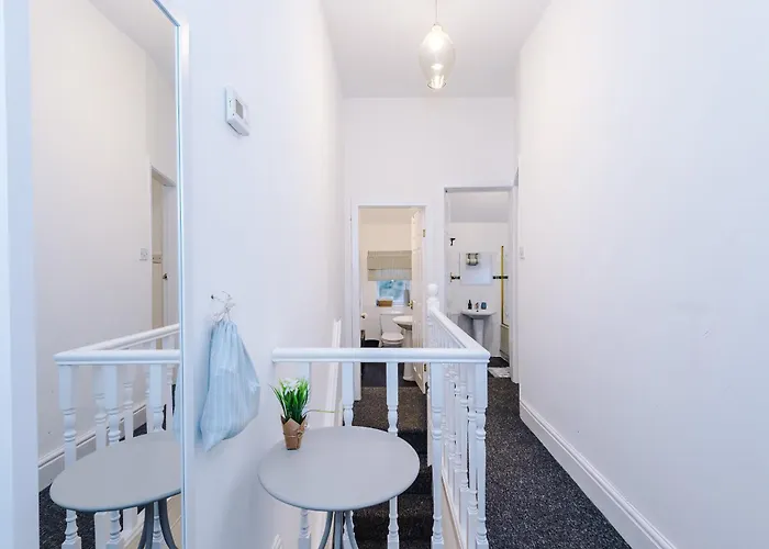 Апартаменты Stunning 3bedroom Home, Game Room, Free Parking, Fully Stocked, Sleeps 8