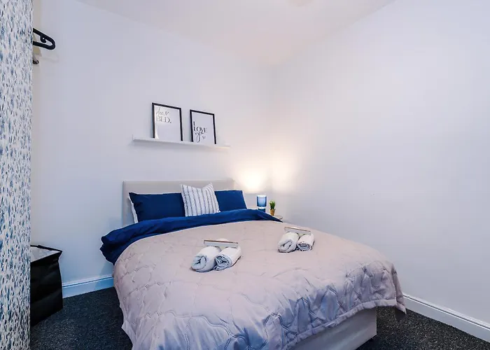 Stunning 3bedroom Home, Game Room, Free Parking, Fully Stocked, Sleeps 8 Daire *