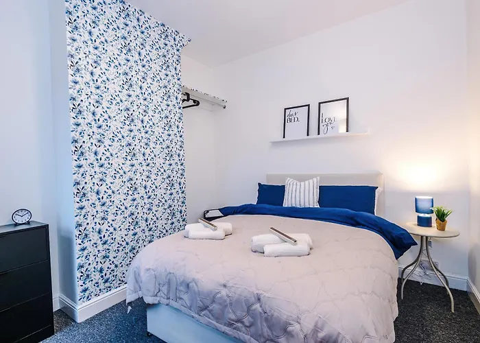 Stunning 3bedroom Home, Game Room, Free Parking, Fully Stocked, Sleeps 8 *