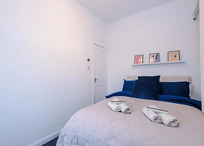 Stunning 3bedroom Home, Game Room, Free Parking, Fully Stocked, Sleeps 8