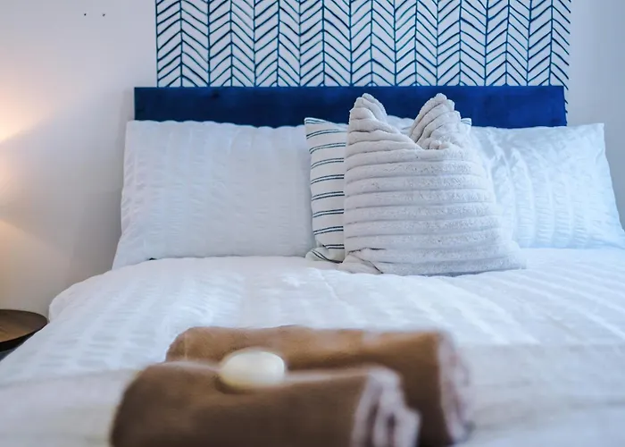 Huge 5 Bedroom Townhouse In Salford, Free Parking, Sleeps Up To 11 Guests *